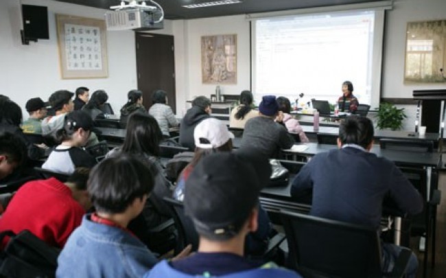 2017年銀川美術館第一期駐館藝術家(jiā)邱萍受邀甯波大(dà)學潘天壽藝術設計學院進行(xíng)講座