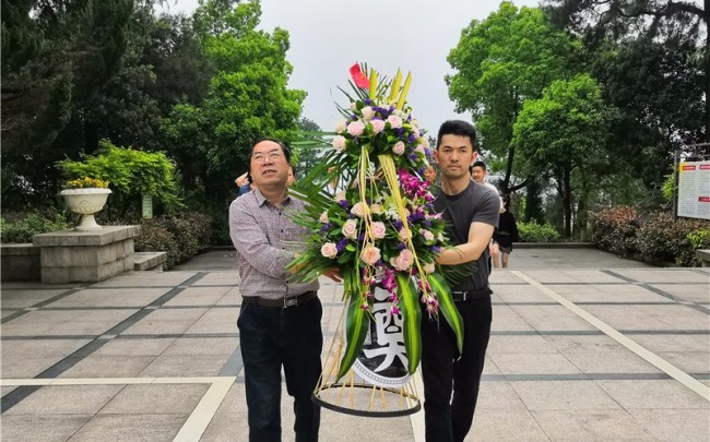 銀川美術館工(gōng)會(huì)組織會(huì)員(yuán)赴餘姚四明山(shān)革命烈士陵園開(kāi)展愛國(guó)教育活動